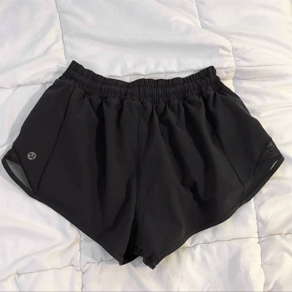 lululemon black hotty hot 2.5” lined shorts